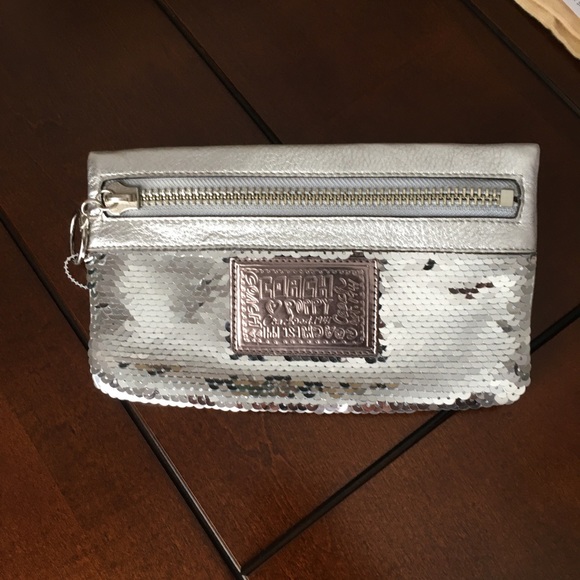Coach Poppy silver sequined clutch/wristlet - Picture 3 of 6